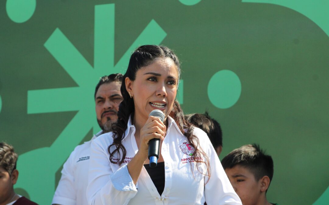 Gobierno Estatal y Municipal inauguran en Apatzingán cancha de futbol en el Módulo La Pradera.