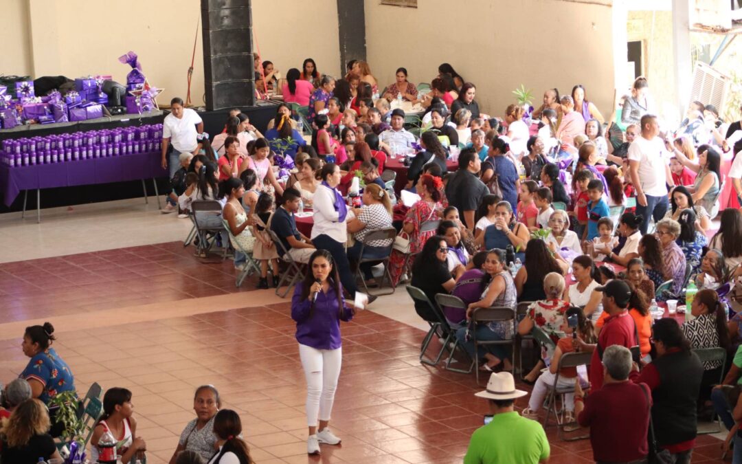 Fanny Arreola conmemora el Día Internacional de la Mujer junto a mil mujeres en Apatzingán.