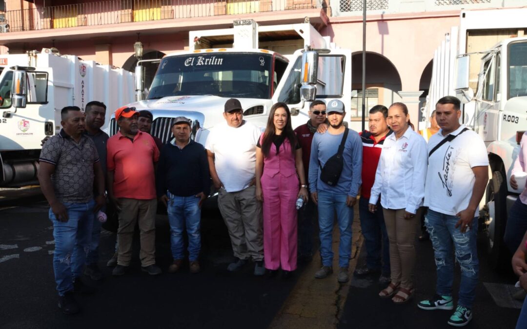 Alcaldesa de Apatzingán Fanny Arreola entrega 5 camiones recolectores de basura.