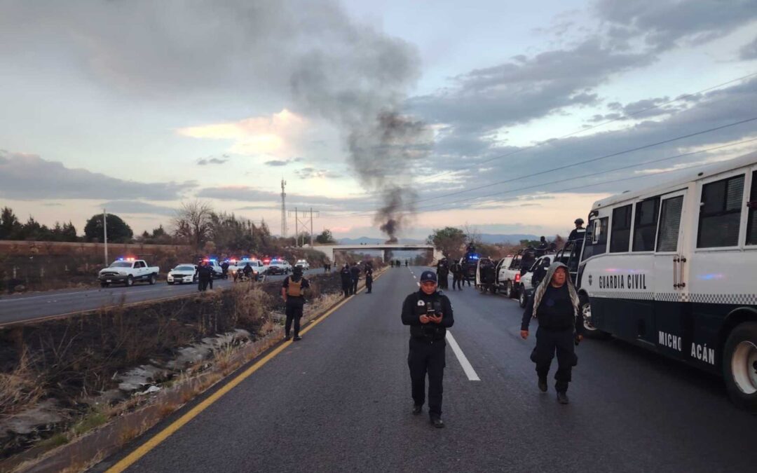 SSP detiene a 12 presuntos normalistas por el bloqueo de vías de comunicación