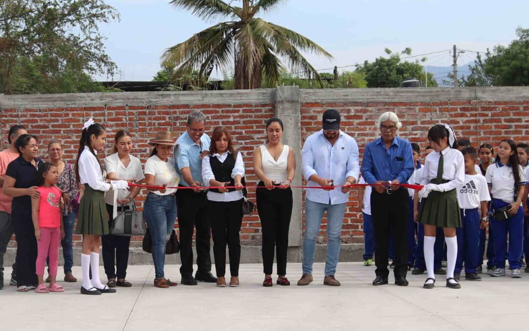 Fanny L. Arreola inaugura cancha de usos múltiples en primaria «El Pípila»