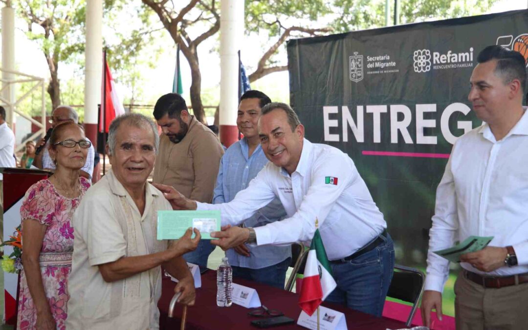 Entregan visas del programa “Familias sin Fronteras” a adultos mayores en Apatzingán