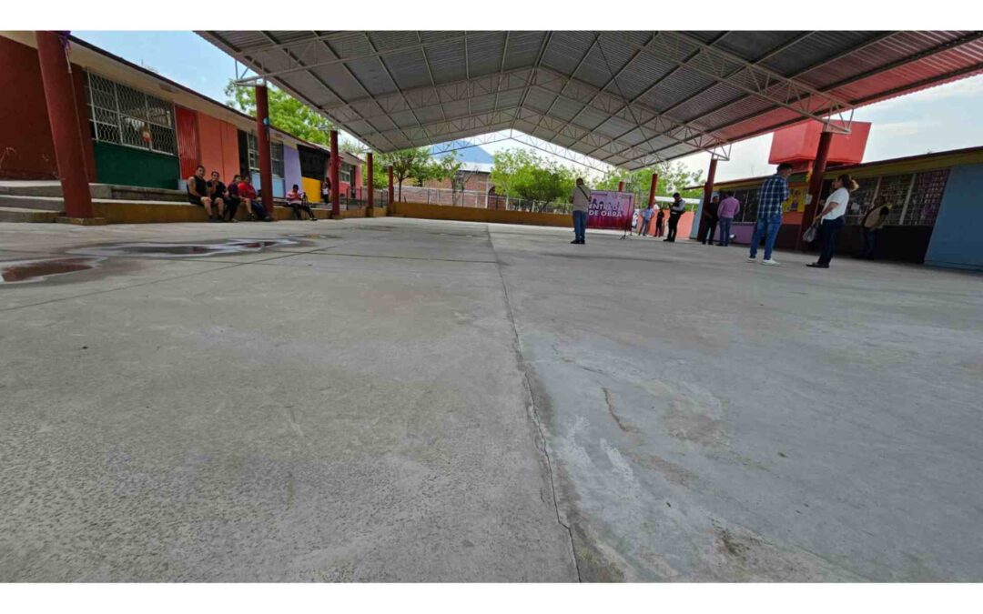 Gobierno de Apatzingán entrega firmes en escuelas de la geografía municipal.