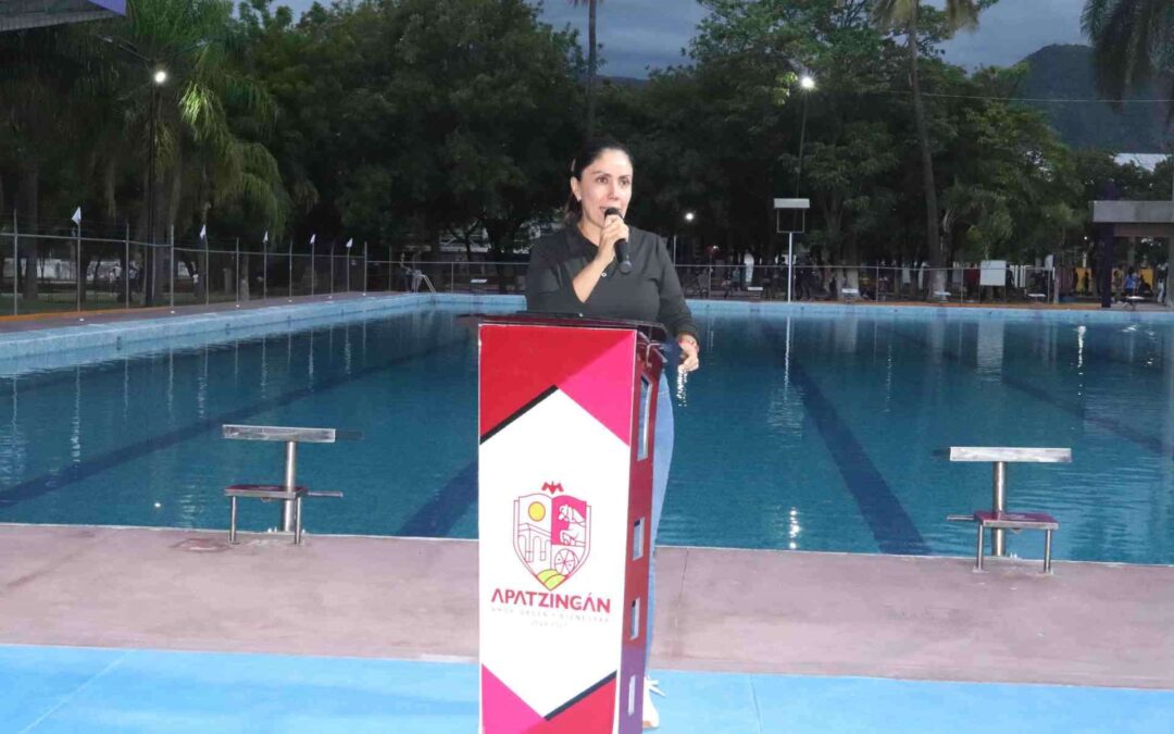 Fanny Arreola, entrega renovada la Alberca Olímpica “Octavio Contreras” en Apatzingán