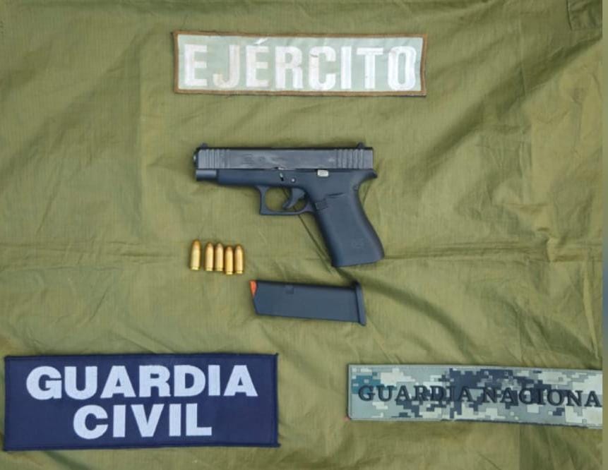 En Apatzingán la SSP asegura a adolescente en posesión de arma de fuego y cartuchos.