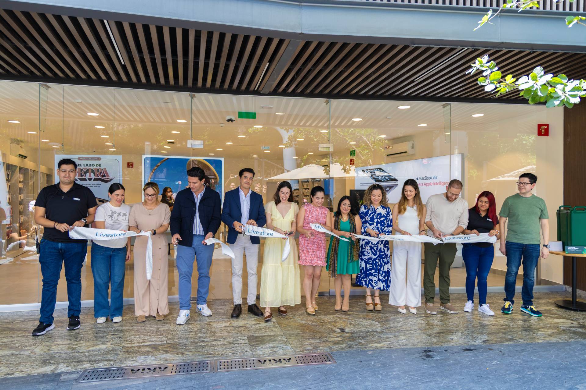 Livestore llega a Paseo Akia Apatzingán con toda la línea de productos Apple