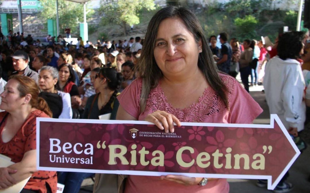 Entregan tarjetas de Becas para el Bienestar en secundarias y universidades públicas de Michoacán