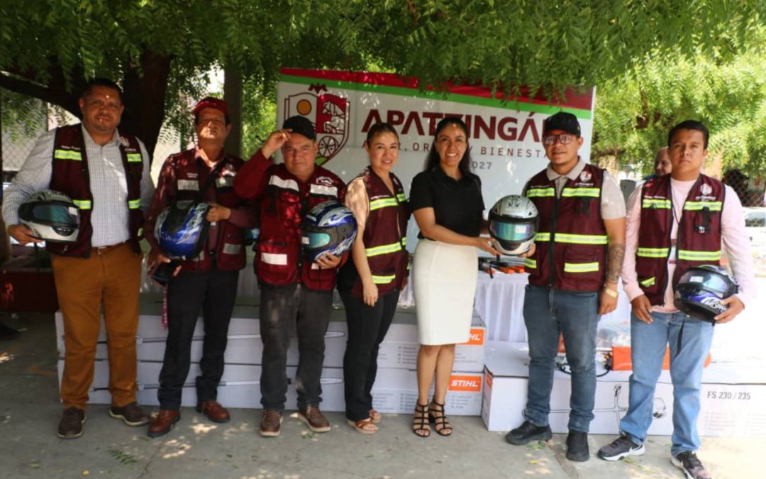 Alcaldesa de Apatzingán, Fanny L. Arreola, fortalece al personal con entrega de material y equipamiento.