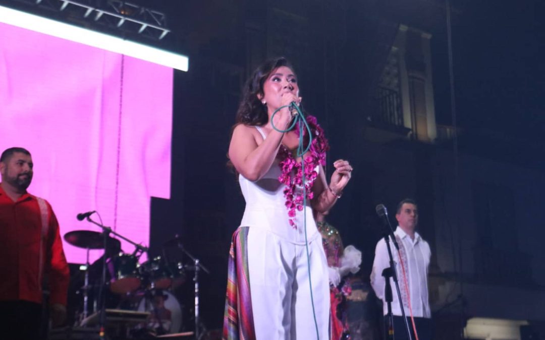 Fanny L. Arreola, presenta Cartelera Oficial del Teatro del Pueblo, en la Expo Feria Octubrina Apatzingán 2025