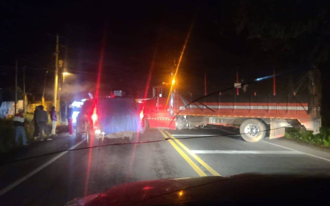 Aguacateros bloquean carreteras en la región de Uruapan; se suman a movilizaciones nacionales por la rentabilidad del campo mexicano