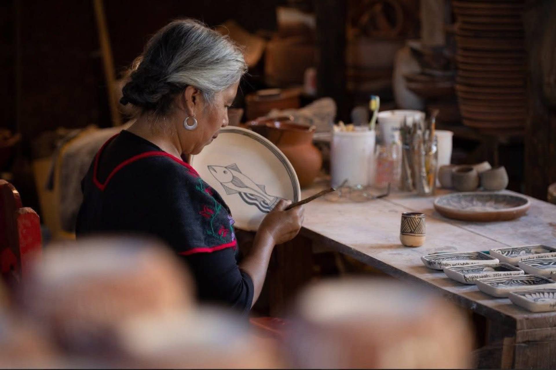 Aprende del arte del barro blanco en esta Semana de Celebración de Noche de Muertos