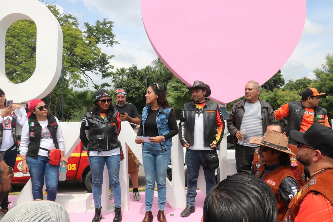 Fanny L. Arreola da la bienvenida a la Moto Fiesta 2025; encuentro que reunió a cientos de motociclistas.