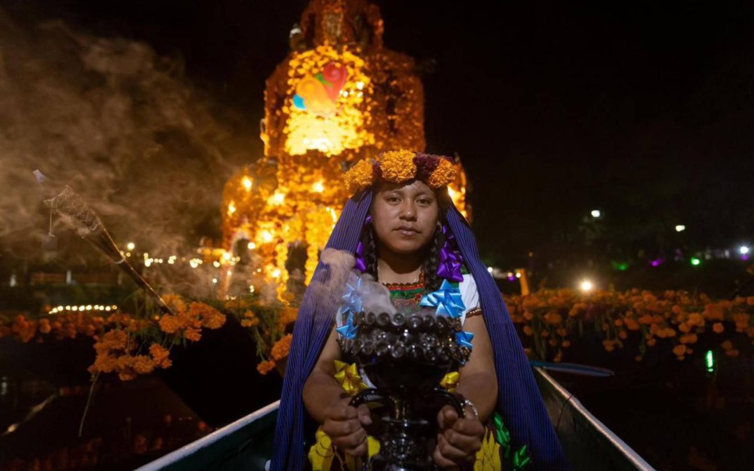 Urandén da inicio a la celebración de Noche de Muertos con la mágica iluminación de sus canales