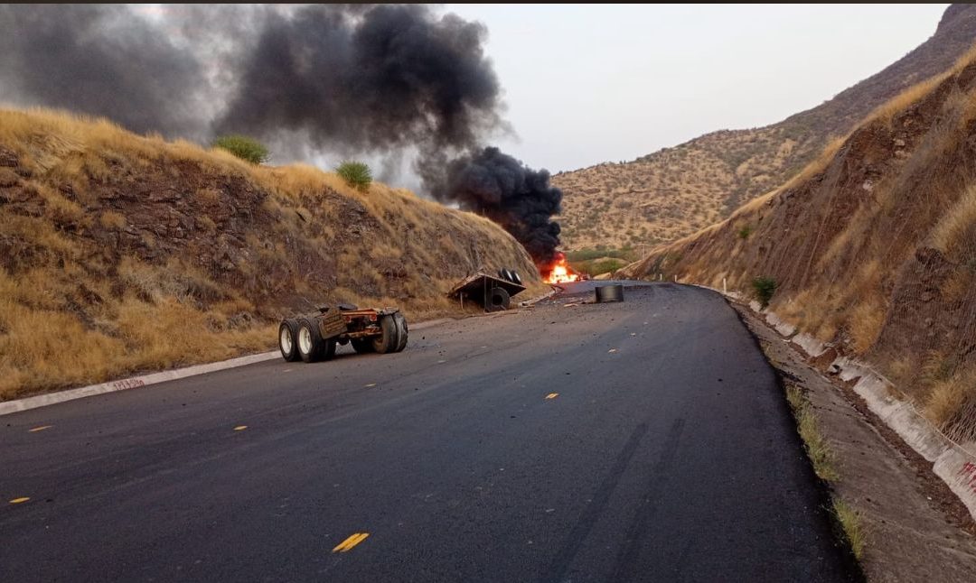 Tráiler Cargado con Acero se Incendia en la Autopista Siglo XXI; Conductor Sobrevive