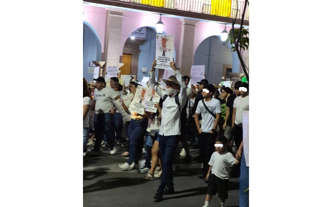 Apatzingán se moviliza en memoria de Bernardo Bravo y Carlos Manzo