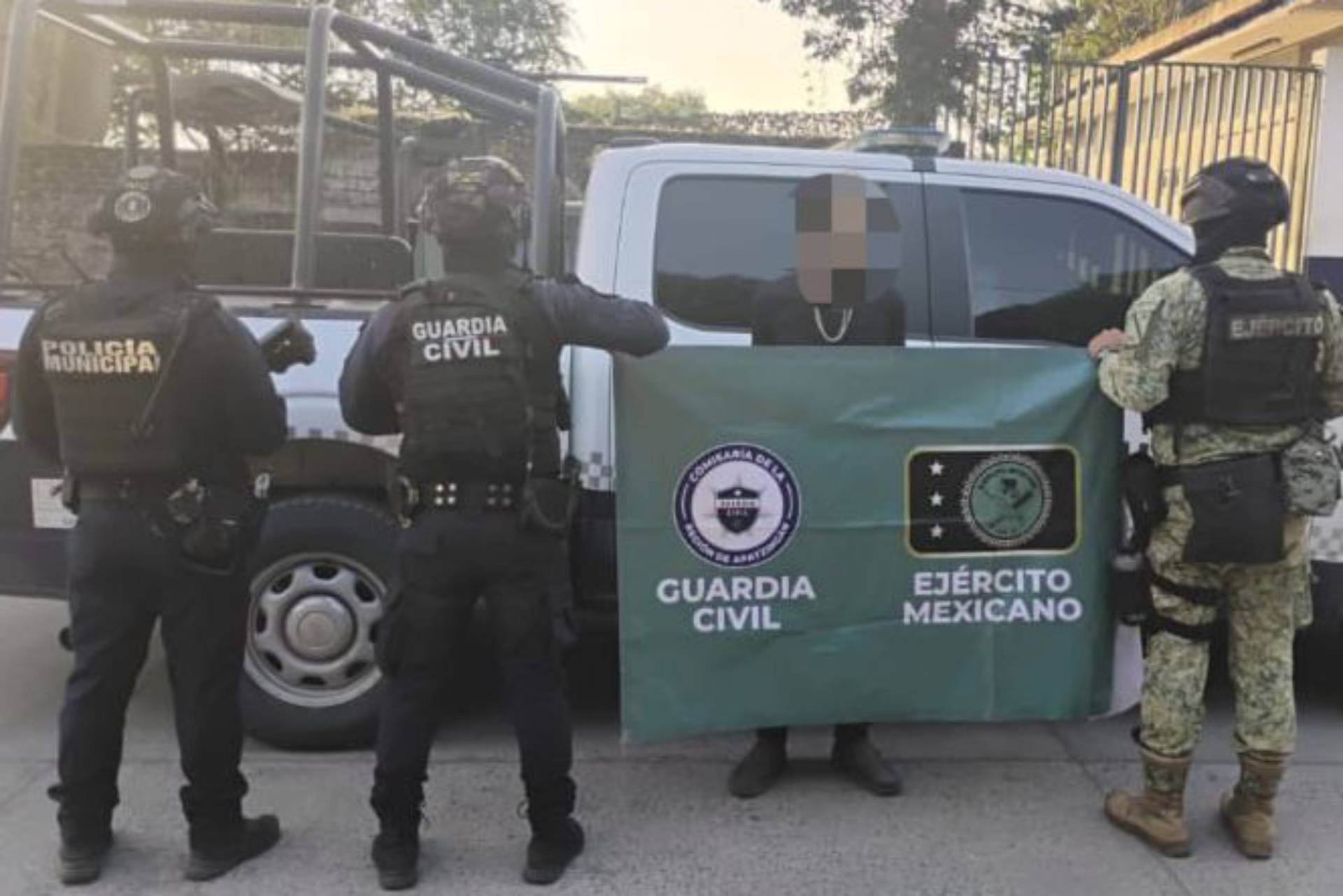Asegurados dos hombres, un arma de fuego y droga en Apatzingán: SSP