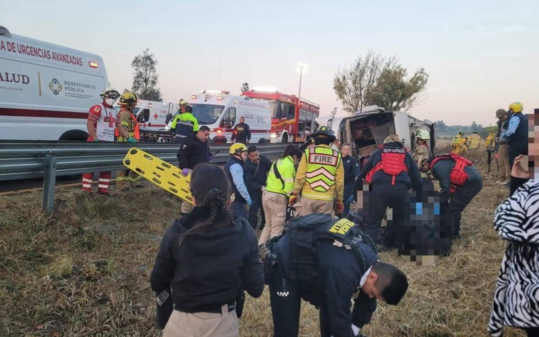Tragedia en la autipista Morelia-Pátzcuaro: Aumenta el número de lesionados tras volcadura de autobús de viajes turísticos.