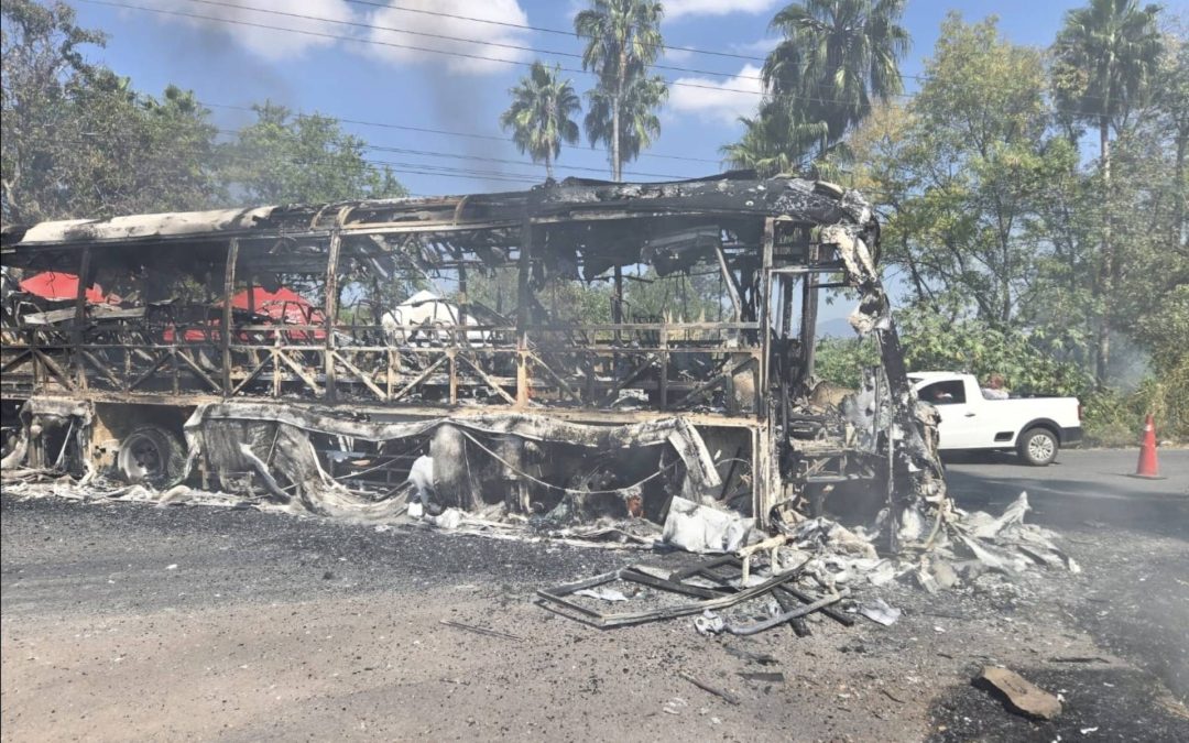 Ola de Bloqueos y Quema de Vehículos desata Operativo Policial en Michoacán