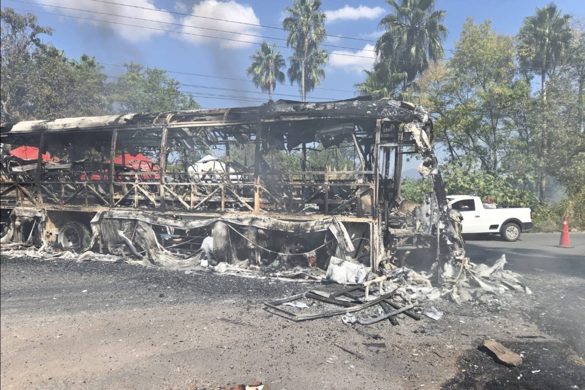 Ola de Bloqueos y Quema de Vehículos desata Operativo Policial en Michoacán
