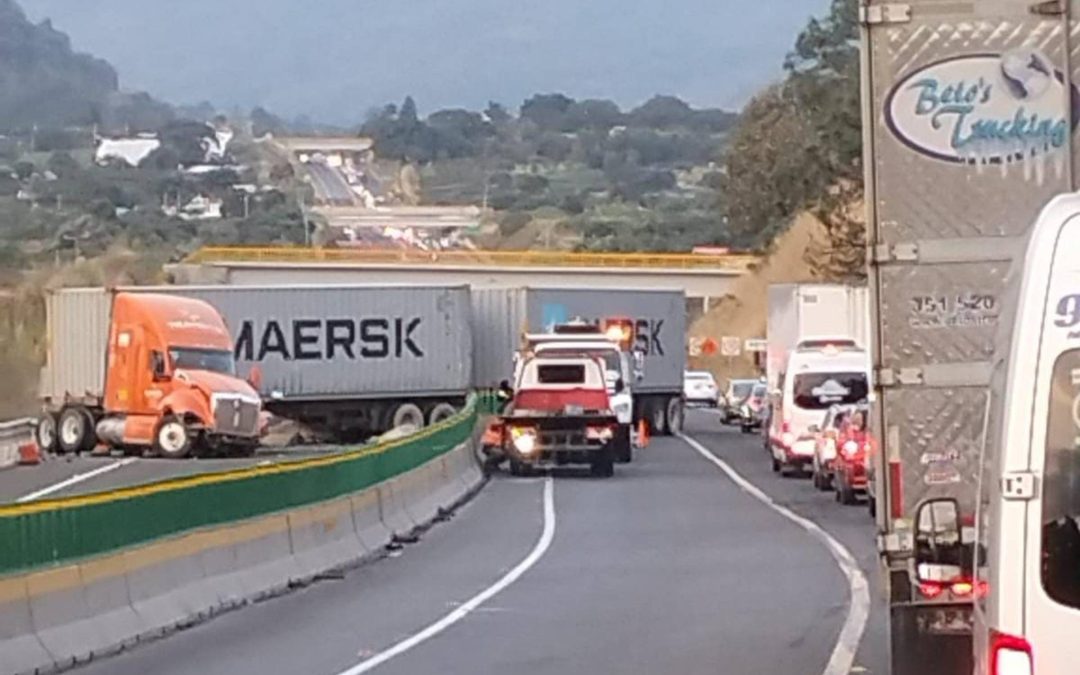 Choque Múltiple en la Siglo 21 Deja un Herido y Bloqueo Parcial.
