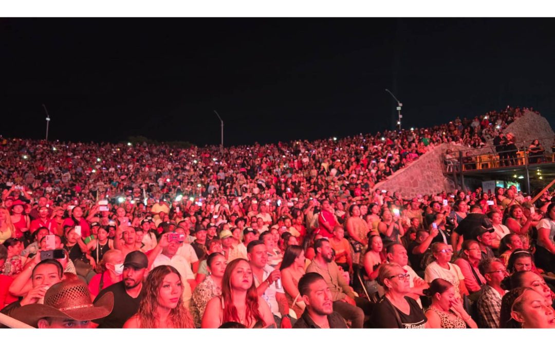Fanny L. Arreola cierró con broche de oro la Expo Feria Octubrina Apatzingán 2025, con Pancho Barraza.