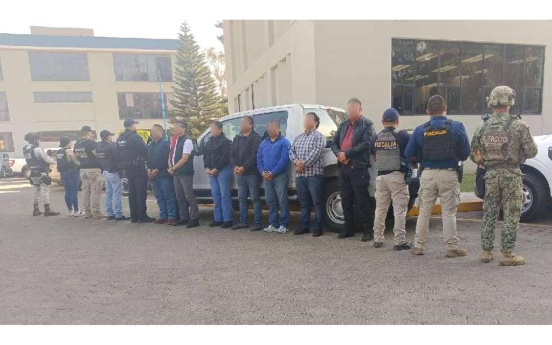 Siete Escoltas del extinto Alcalde Carlos Manzo, detenidos por homicidio por omisión; fueron trasladados al CERESO Mil Cumbres