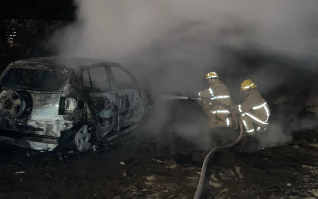 Incendio consume vehículo en la colonia La Basilia, Uruapan