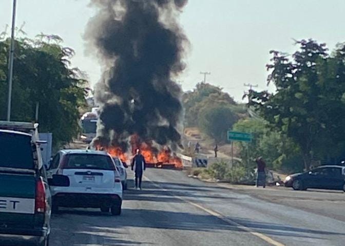 Familiares de desaparecidos bloquean la carretera Apatzingán–Tepalcatepec y exigen investigación a policías municipales