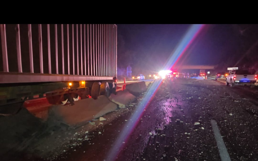 Cuantiosos daños materiales deja choque múltiple de tractocamiones en la Siglo 21; no hay lesionados