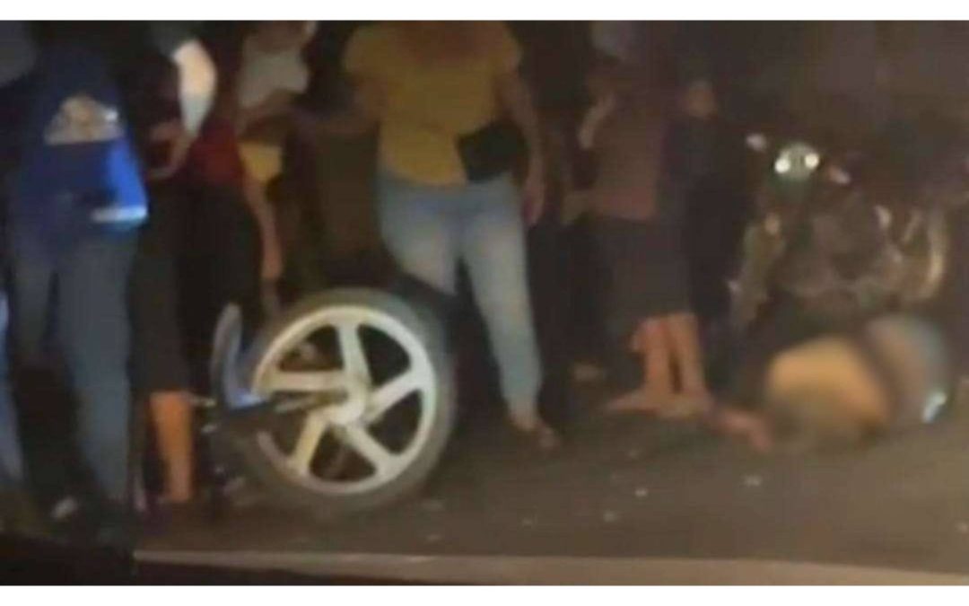 Accidente de motocicleta deja dos personas gravemente lesionadas en Apatzingán