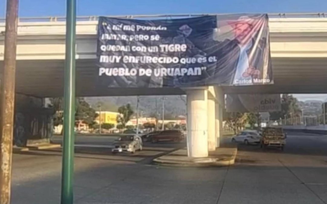 A un mes del asesinato de Carlos Manzo, aparecen lonas con mensajes ciudadanos en el Puente de la Papelera