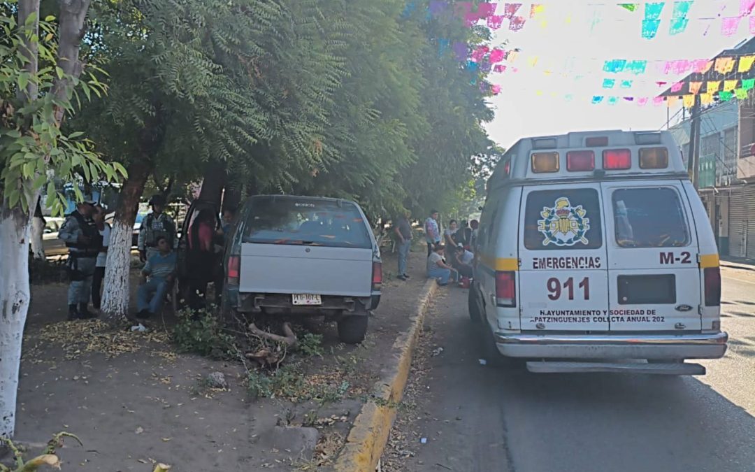 Choque por alcance deja tres personas con lesiones leves en Apatzingán