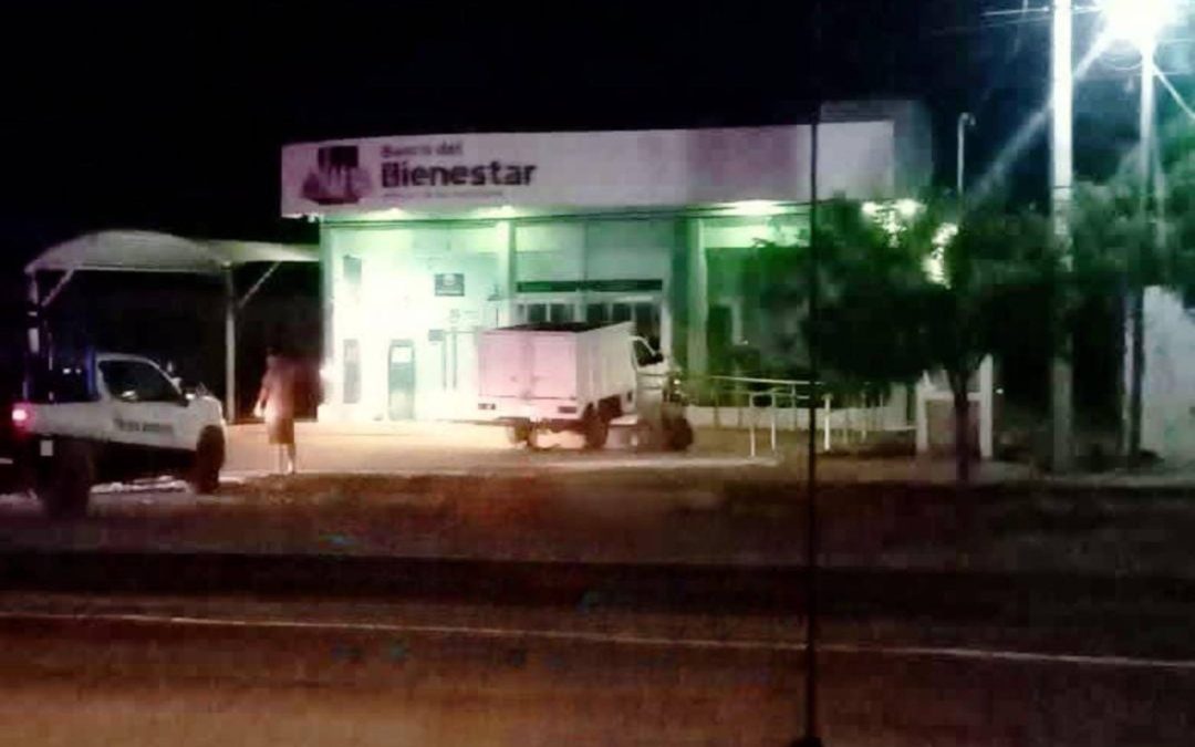 Camioneta se precipita al interior del Banco del Bienestar en Múgica