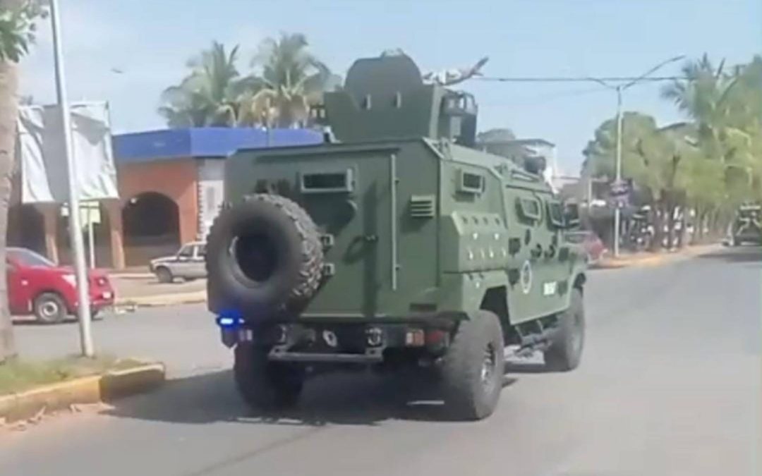 Comando armado embosca a policías municipales en la Apatzingán–Acahuato; dos oficiales quedan heridos