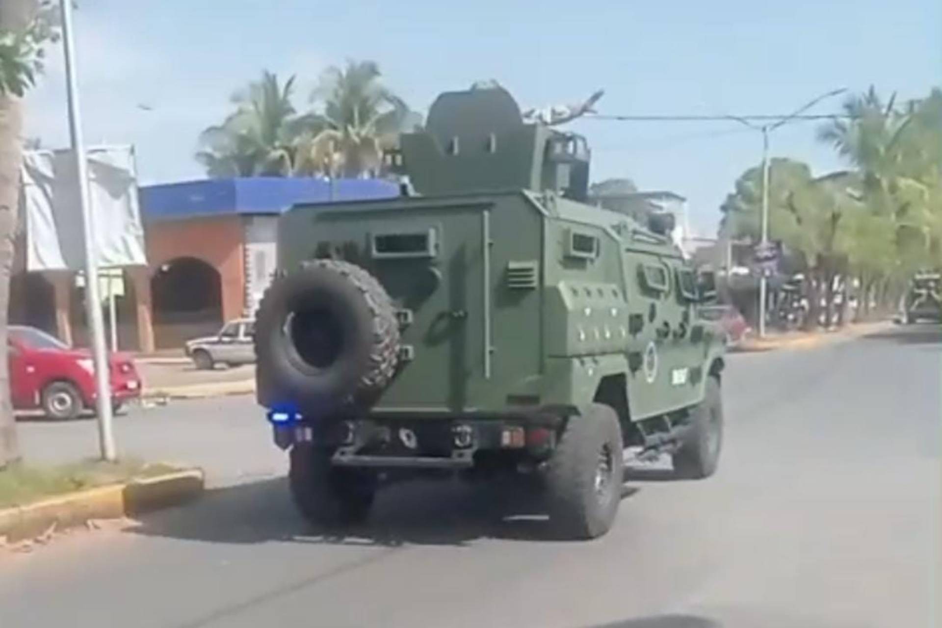 Comando armado embosca a policías municipales en la Apatzingán–Acahuato; dos oficiales quedan heridos