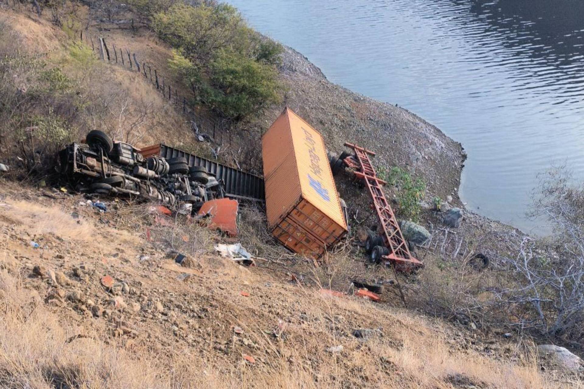 Conductor de Tractocamion pierde la vida tras caer a barranco en la Autopista Siglo XXI