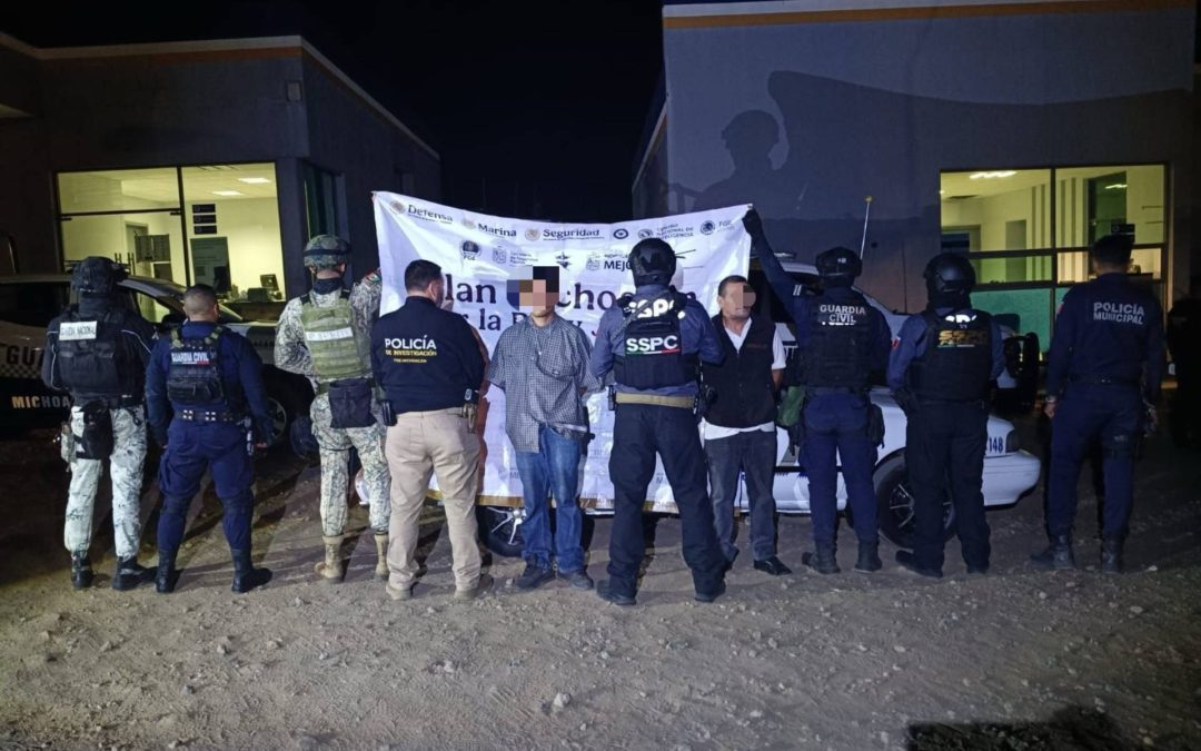 Detienen a dos presuntos extorsionadores en la carretera libre Uruapan–Pátzcuaro; uno conducía un taxi