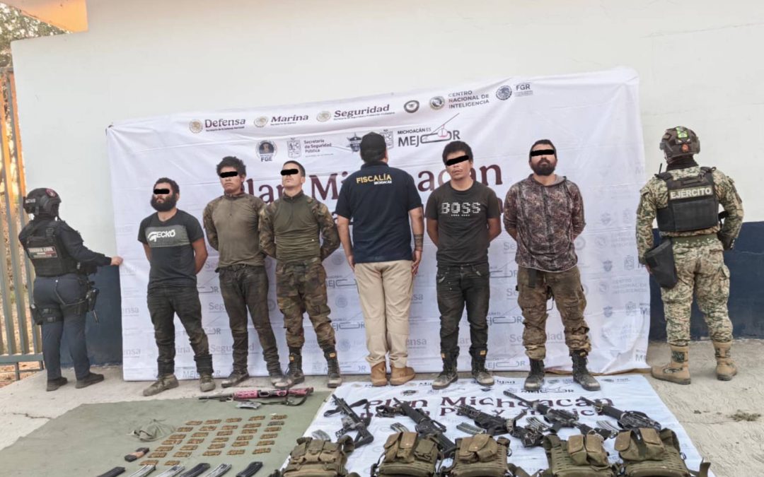 Ejército Mexicano y Guardia Civil aseguran a 6 personas, armas, cartuchos y equipo táctico en Buenavista, Michoacán.