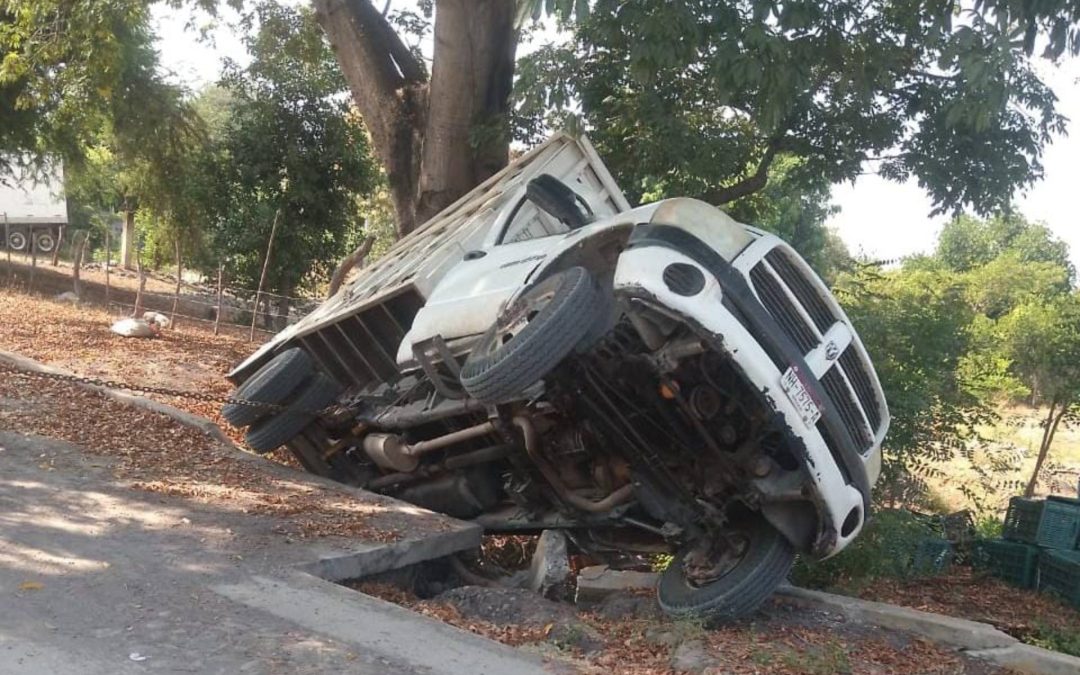 En Parácuaro cae Camioneta fletera a desnivel en puente de riego, no hubo lesionados.