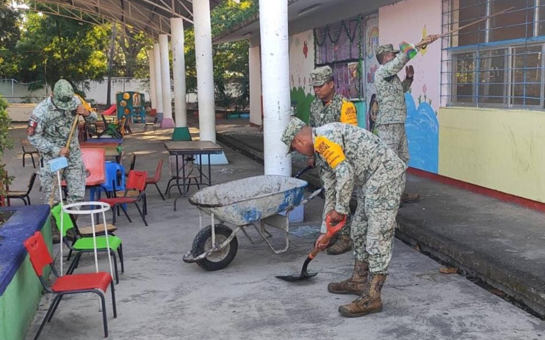 Ejército y GN en coordinación con autoridades Estatales y Municipales, llevan campaña de Labor Social a Coahuayana.