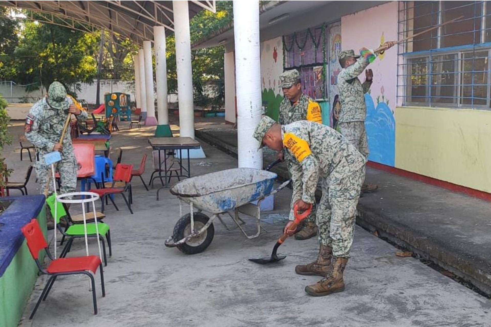 Ejército y GN en coordinación con autoridades Estatales y Municipales, llevan campaña de Labor Social a Coahuayana.