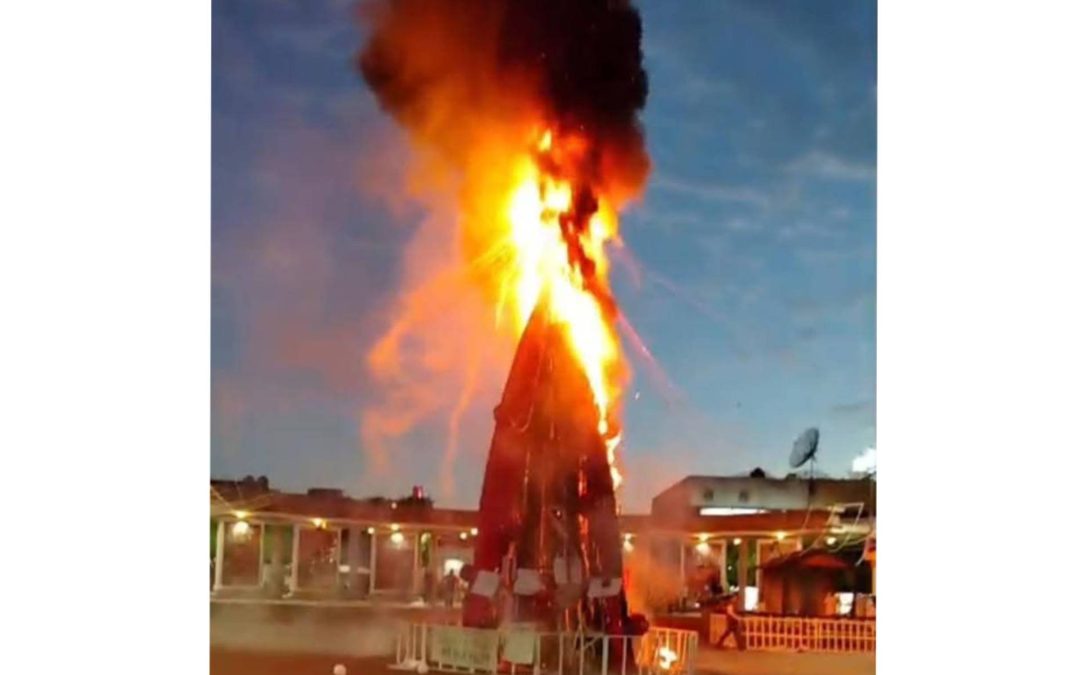 Manifestación en Zitácuaro exige justicia por la muerte de Ángeles; incendian árbol navideño en la plaza cívica