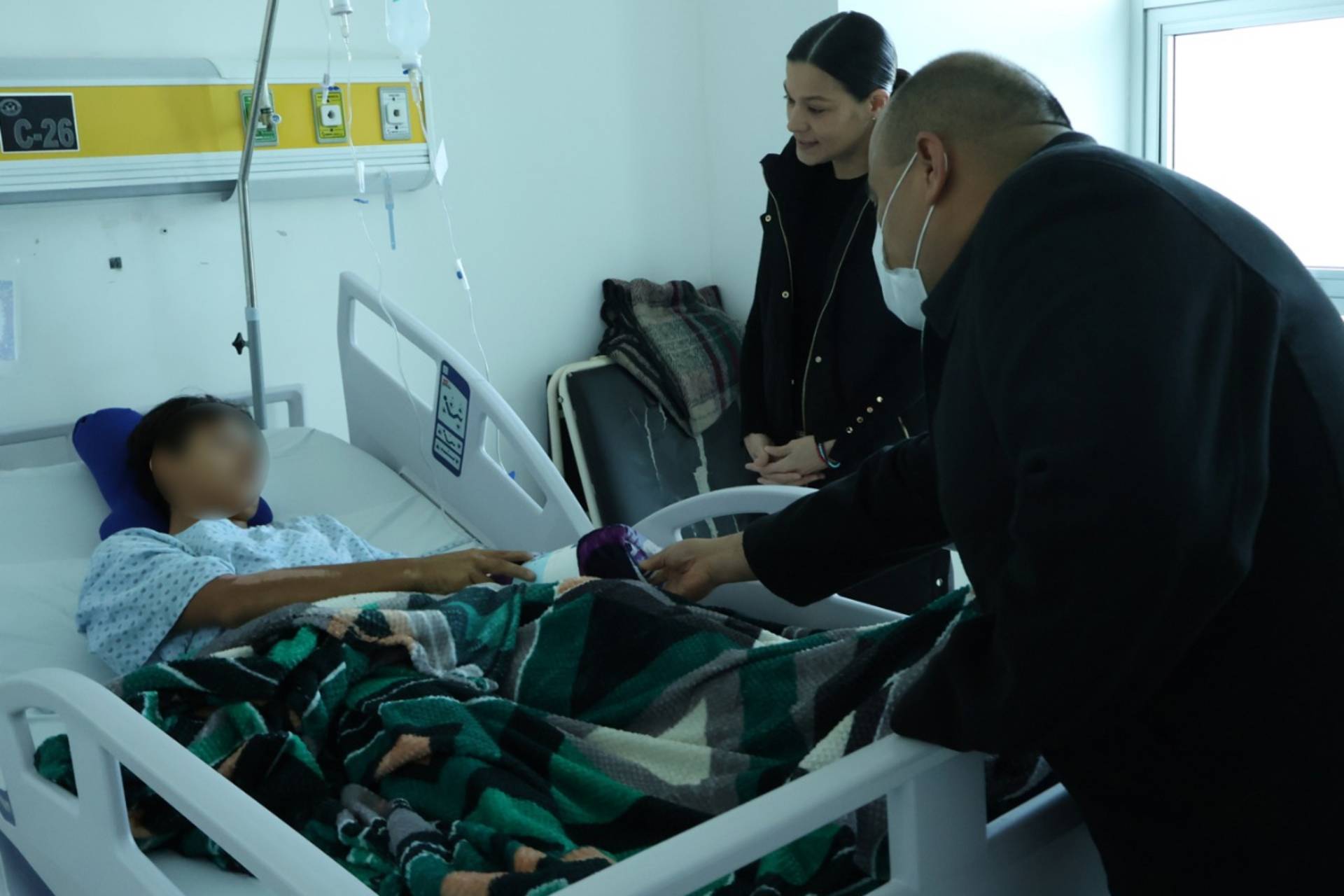 Policía Auxiliar entrega cobijas a niñas, niños y familias en hospitales de Ciudad Salud
