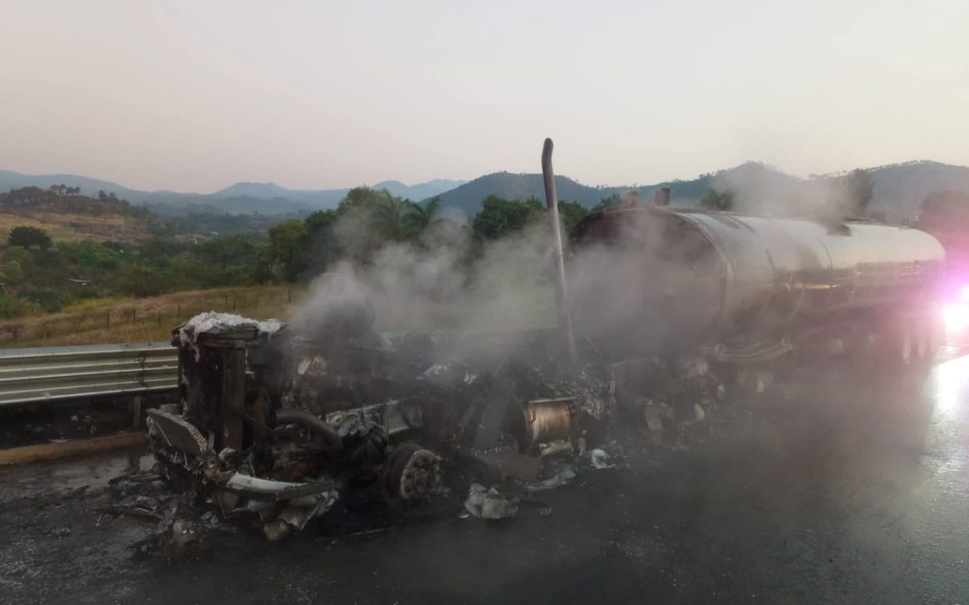 Falla en neumático, provoca incendio de camión en la Autopista Siglo XXI, en Zirahuén