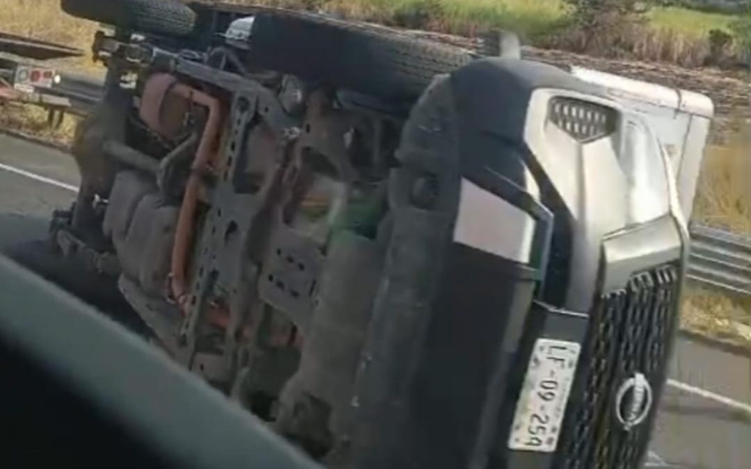 Volcadura en la Autopista Siglo XXI deja a joven con lesiones leves