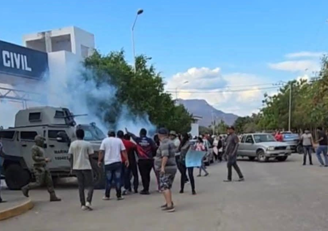 Marina despliega operativo en Huetamo; reportan 16 presuntas detenciones y confrontación con manifestantes