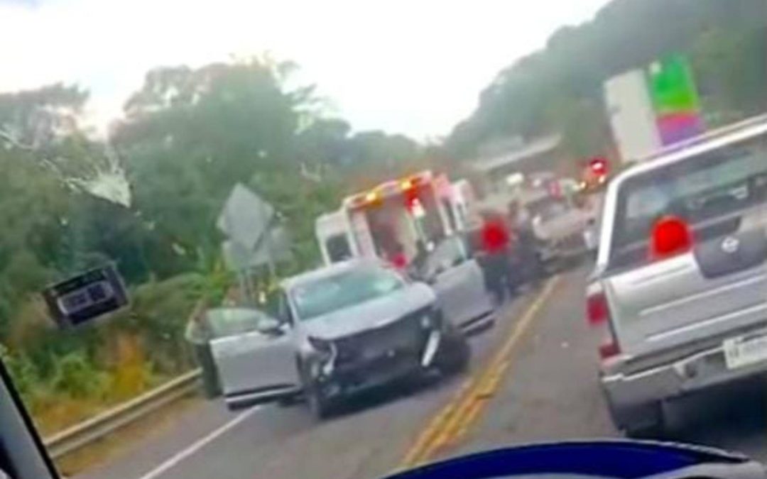 Accidente vehicular en la Autopista Siglo XXI deja cuatro lesionados leves.