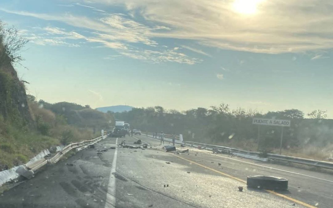 Accidente vehicular en la Autopista Siglo XXI deja dos personas lesionadas