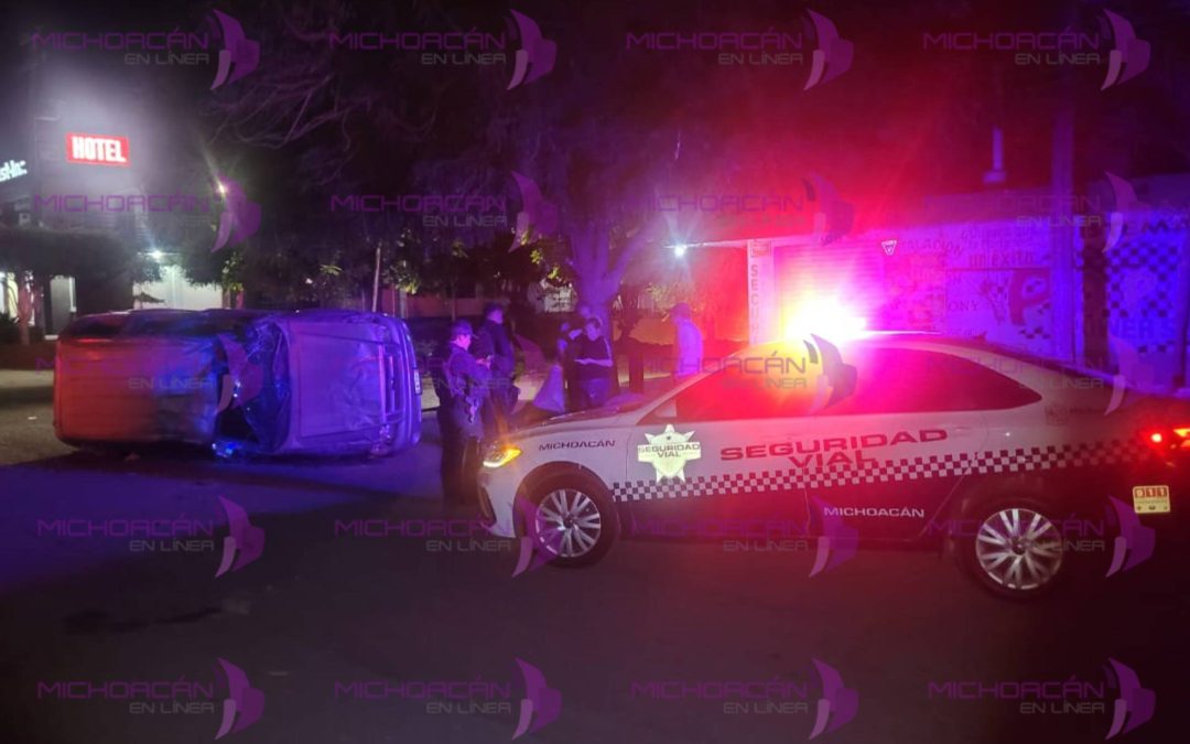 Aparatosa volcadura deja a un hombre lesionado en Apatzingán.