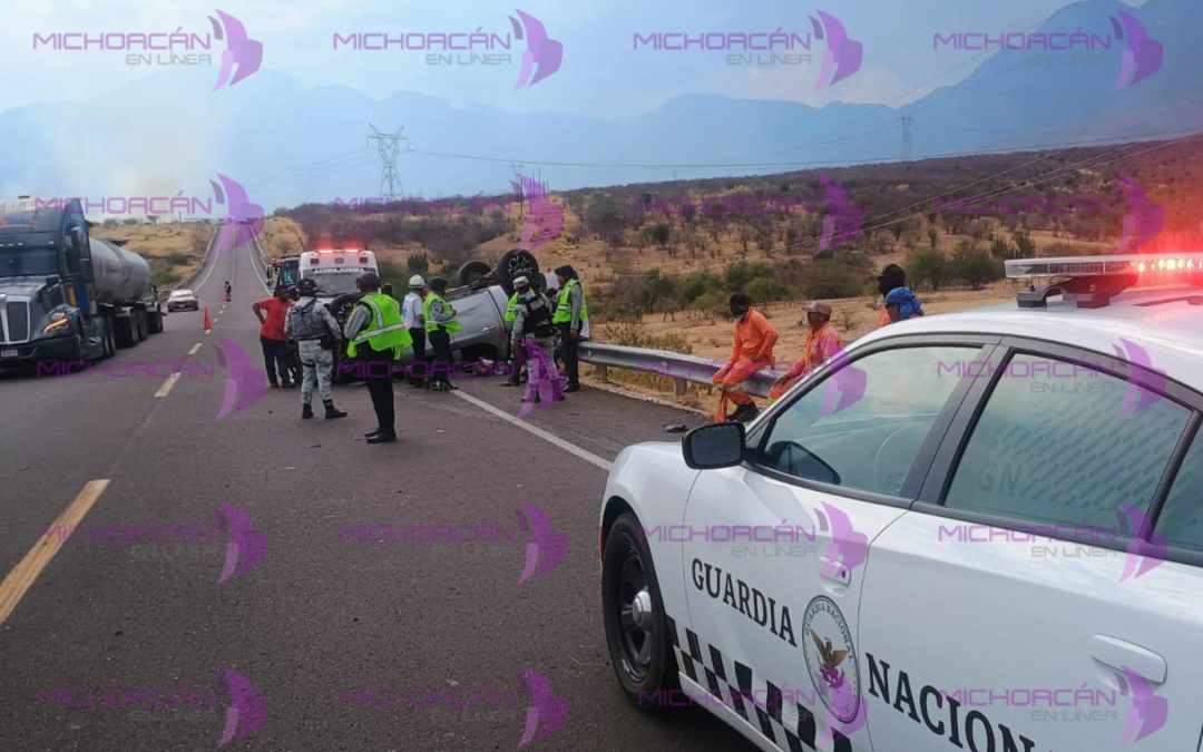 Atienden dos emergencias viales en la Autopista Siglo XXI.